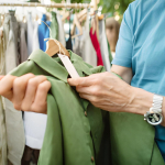 Riparare i vestiti conquista la moda: svolta sostenibile o marketing?